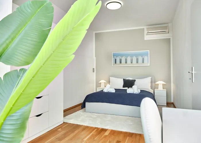 Bright Top-floor Near Naschmarkt Viena