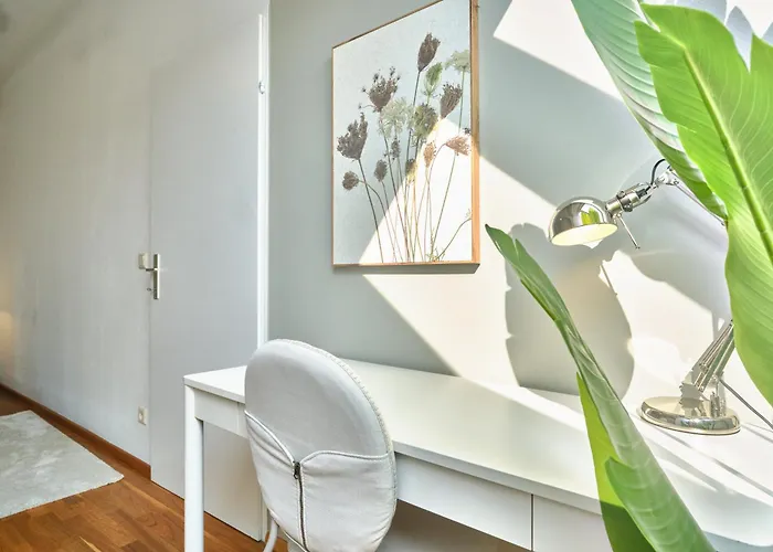 Bright Top-floor Near Naschmarkt * Viena