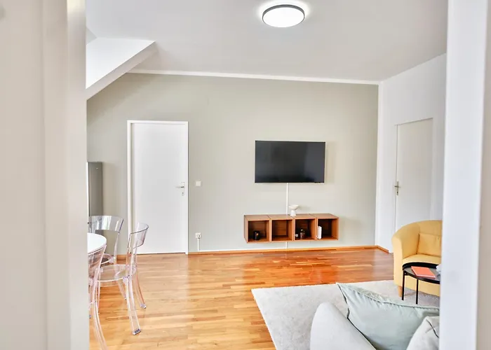 Bright Top-floor Near Naschmarkt *